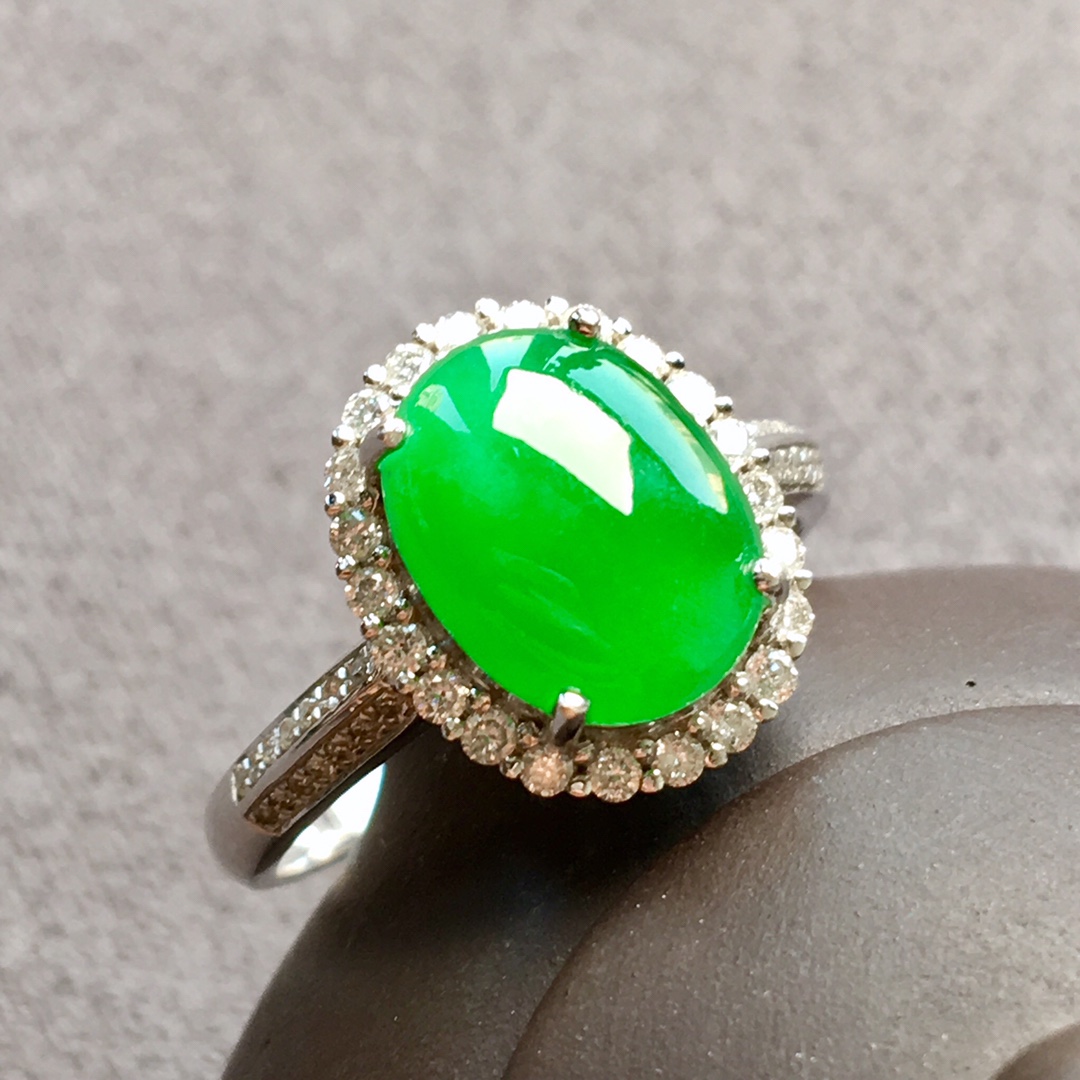 冰种正阳绿蛋面戒指，色正，起荧光，料子细腻，裸石：10.1-7.8-2.6mm。完美