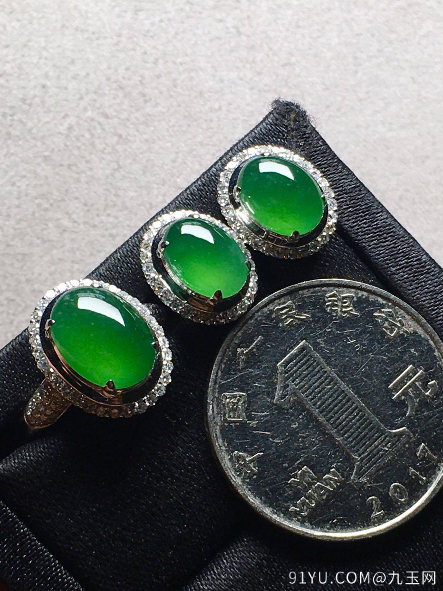 帝王绿蛋面戒指、耳钉套装，冰透水润，完美。戒指裸石：10.7-8.1-5，耳钉裸石：8.8-6.6-5