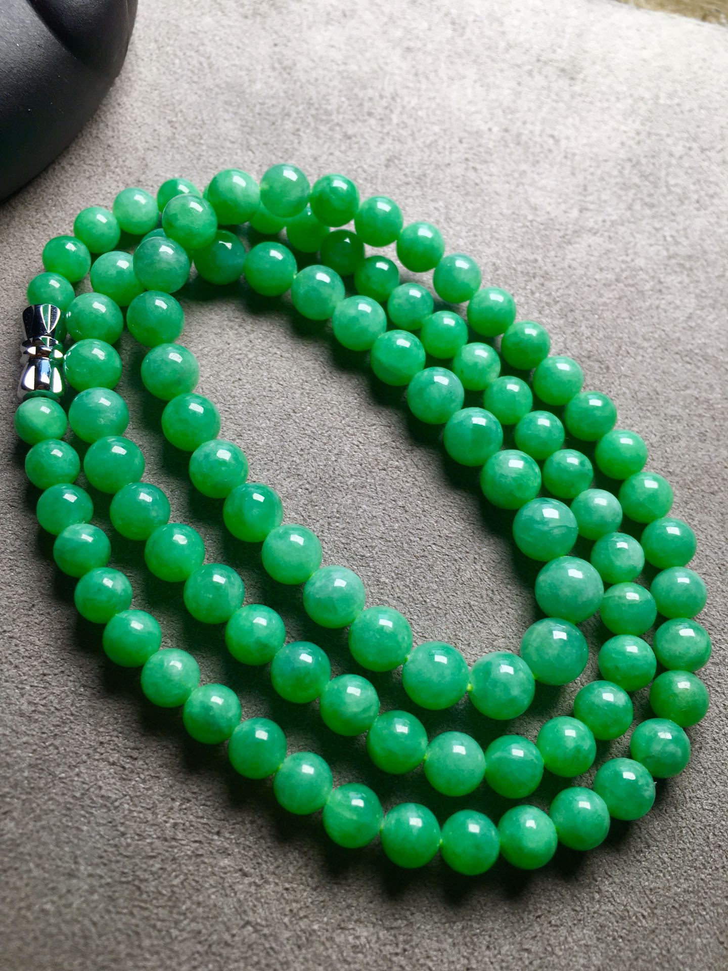 阳绿珠链，色阳，玉质细腻裸石：6.8