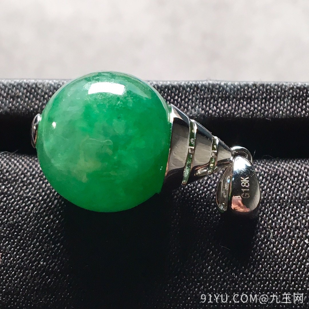 冰种阳绿珠珠吊坠，珠圆玉润，料子细腻，简单大方，直径：14mm