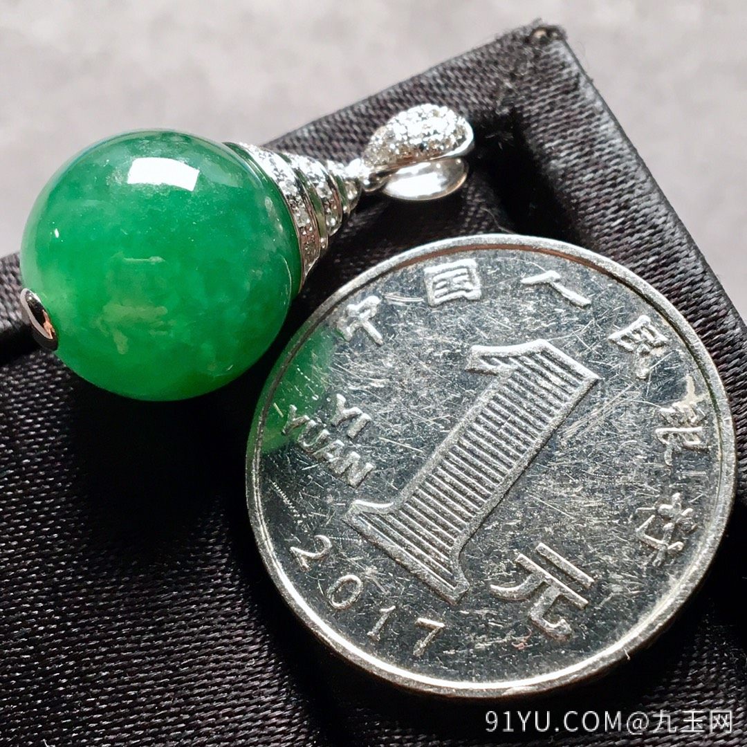 冰种阳绿珠珠吊坠，珠圆玉润，料子细腻，简单大方，直径：14mm