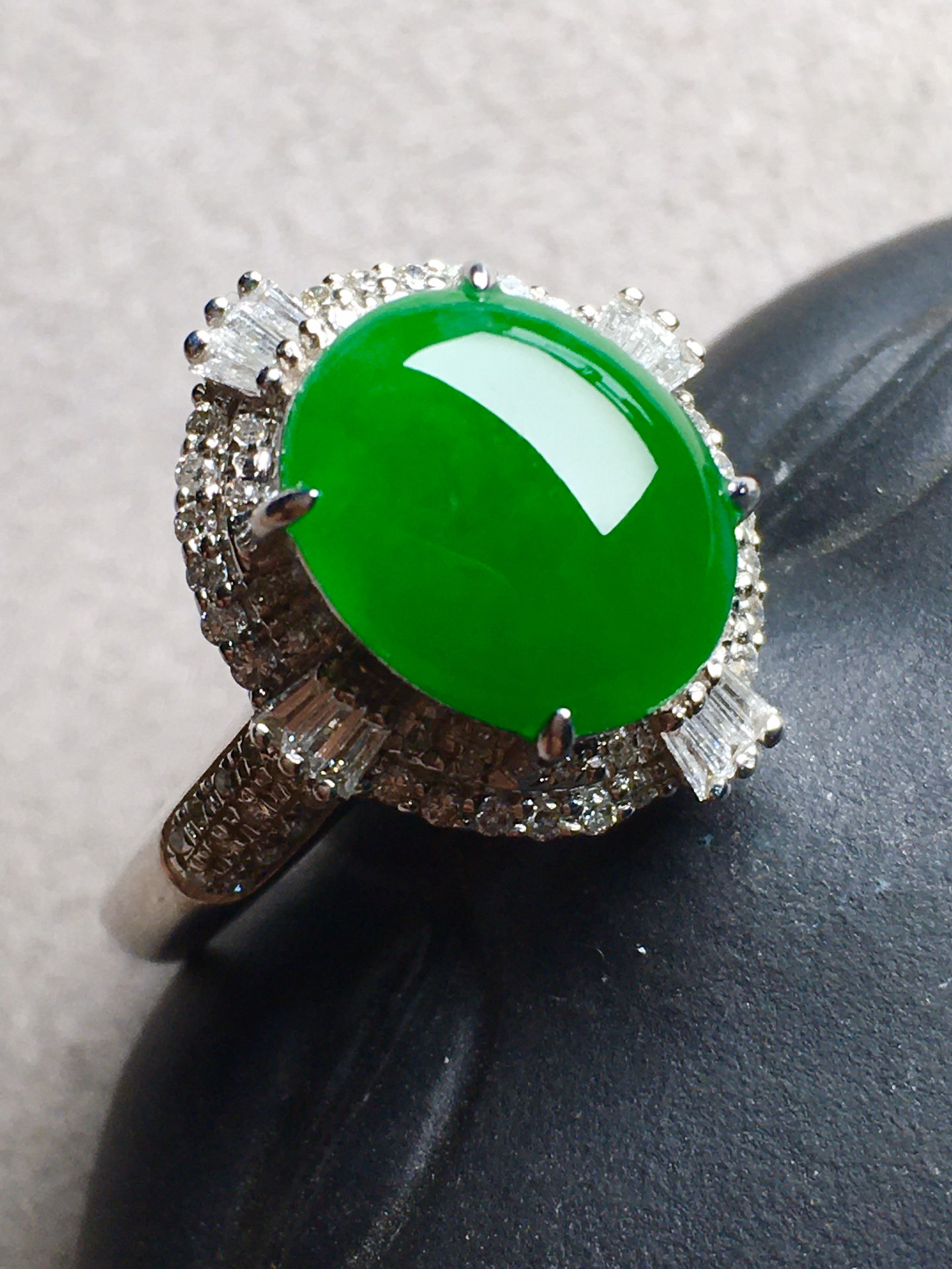價?正陽綠蛋面戒指，豪華鑲嵌，完美裸石：10.3-8.5-5