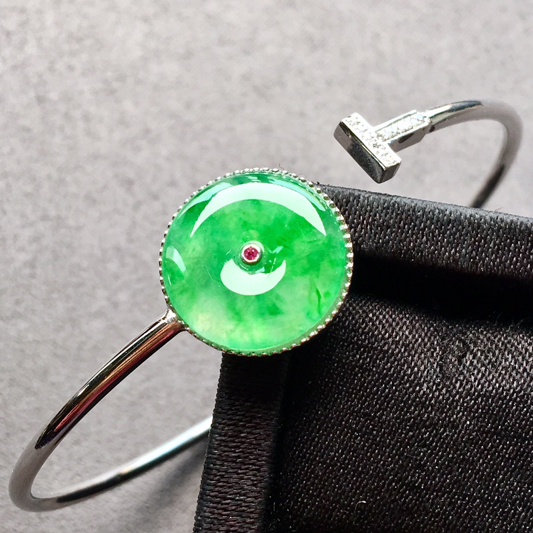❤。特惠色冰种阳绿平安扣手镯，颜色很清爽，细腻入微，超性价比，裸石：13.9-2mm