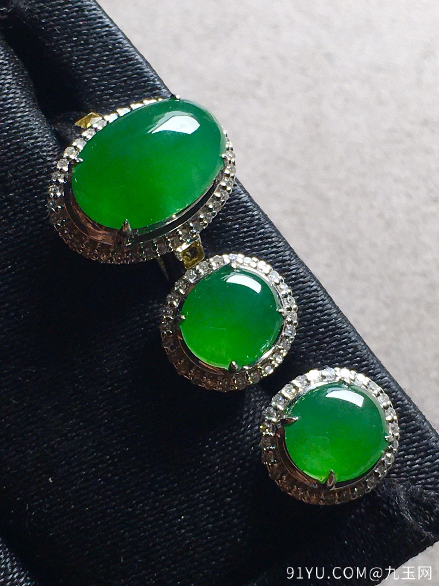 套帝王绿戒指、耳钉套装，冰透水润，精美。戒指裸石：10.9-7.3-5，耳钉裸石：6.6-6.1-4