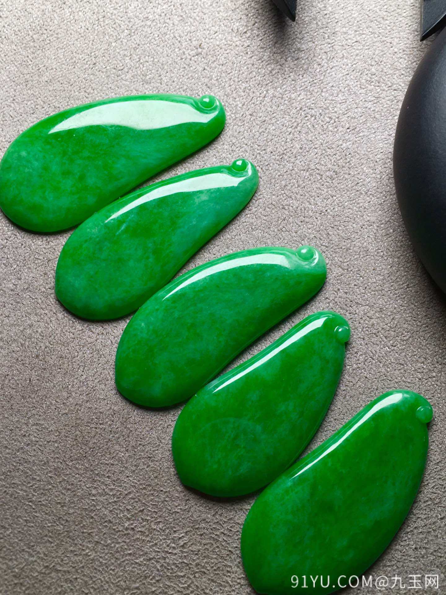 一手阳绿福瓜裸石，玉质细腻，裸石最大：41.5-19.2-2.7，最小：36-18.4-2.4