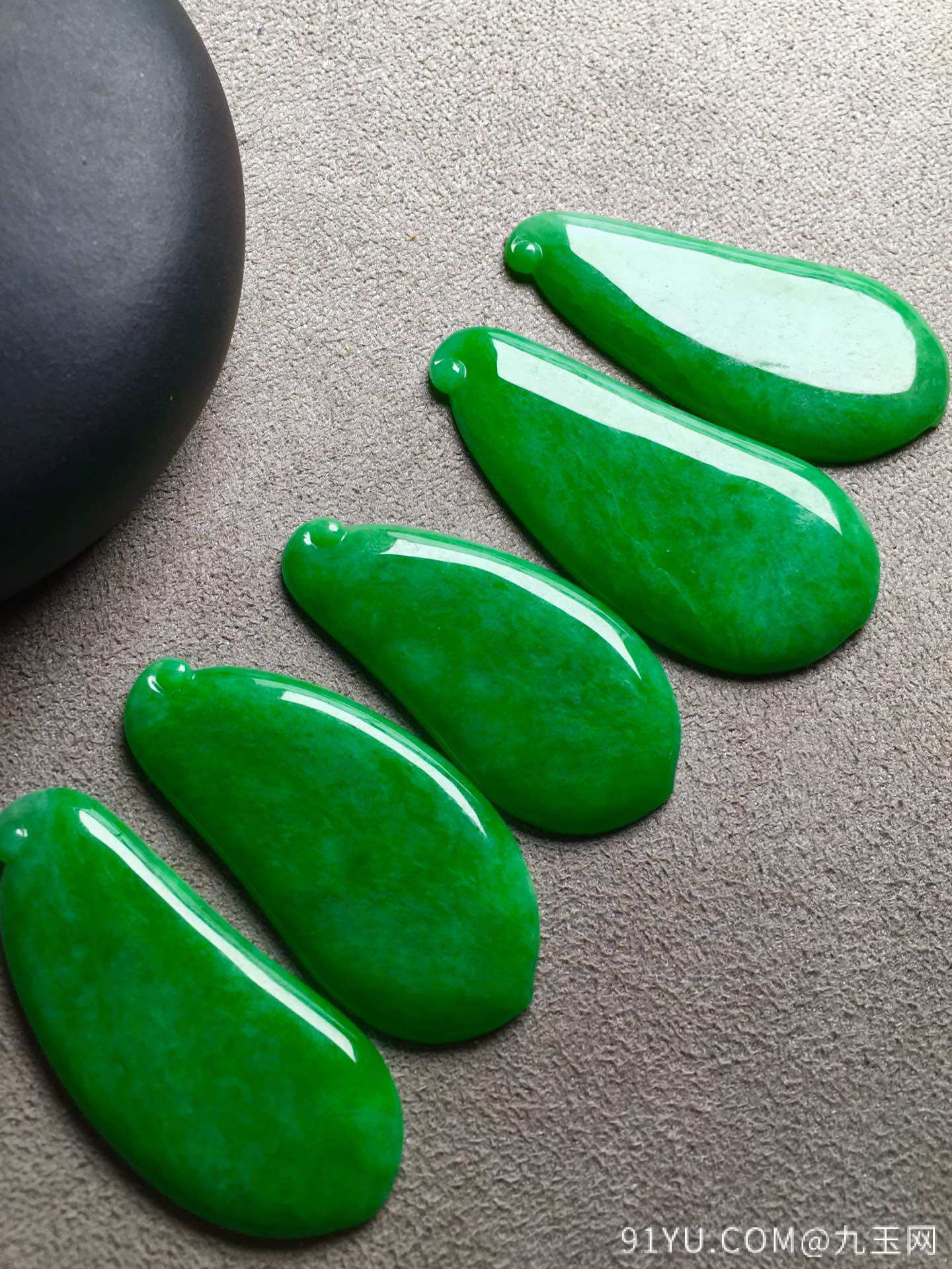 一手阳绿福瓜裸石，玉质细腻，裸石最大：41.5-19.2-2.7，最小：36-18.4-2.4