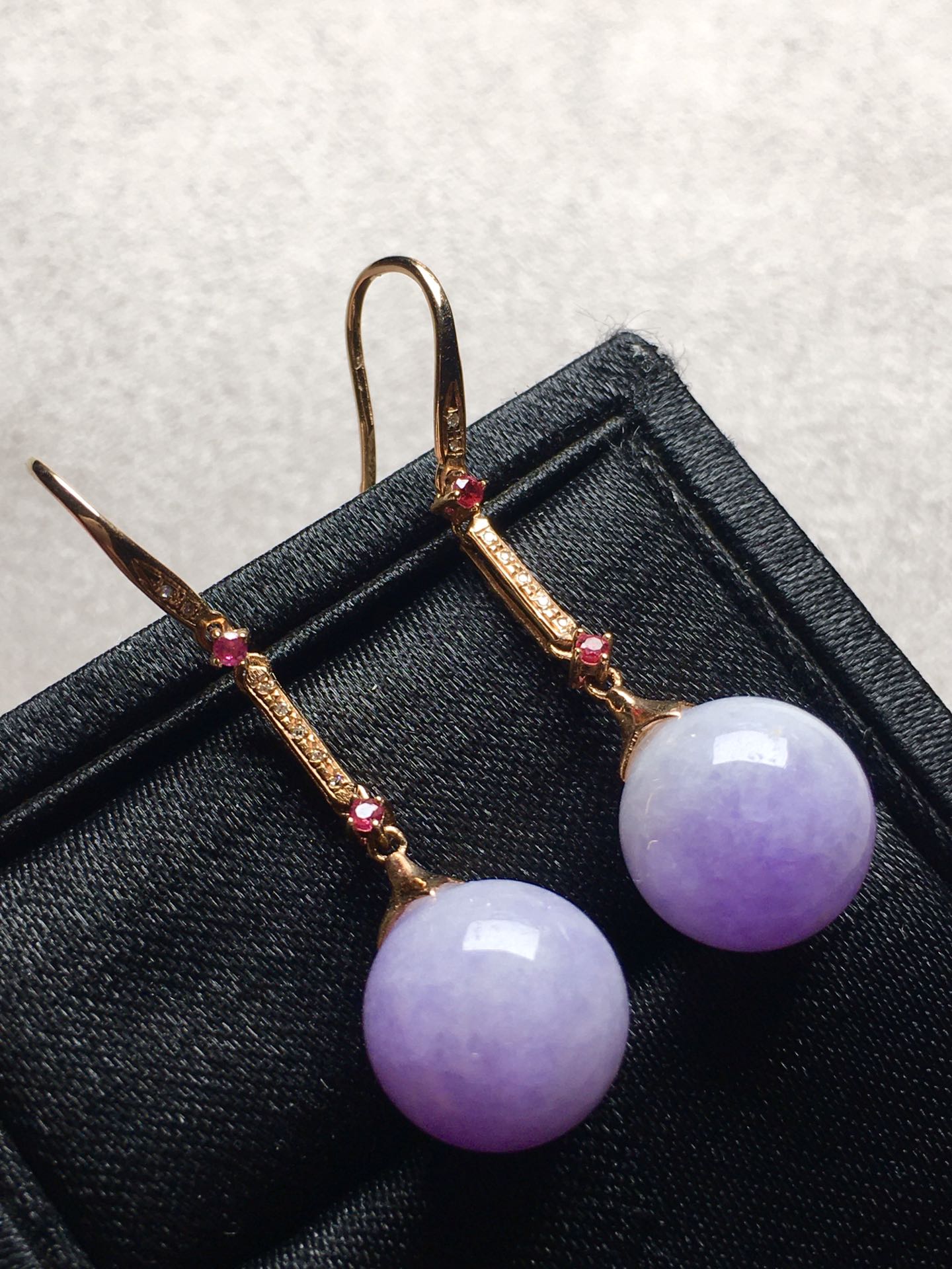 价❤紫罗兰圆珠耳环，玉质细腻，水润完美。裸石：10.8-10.8
