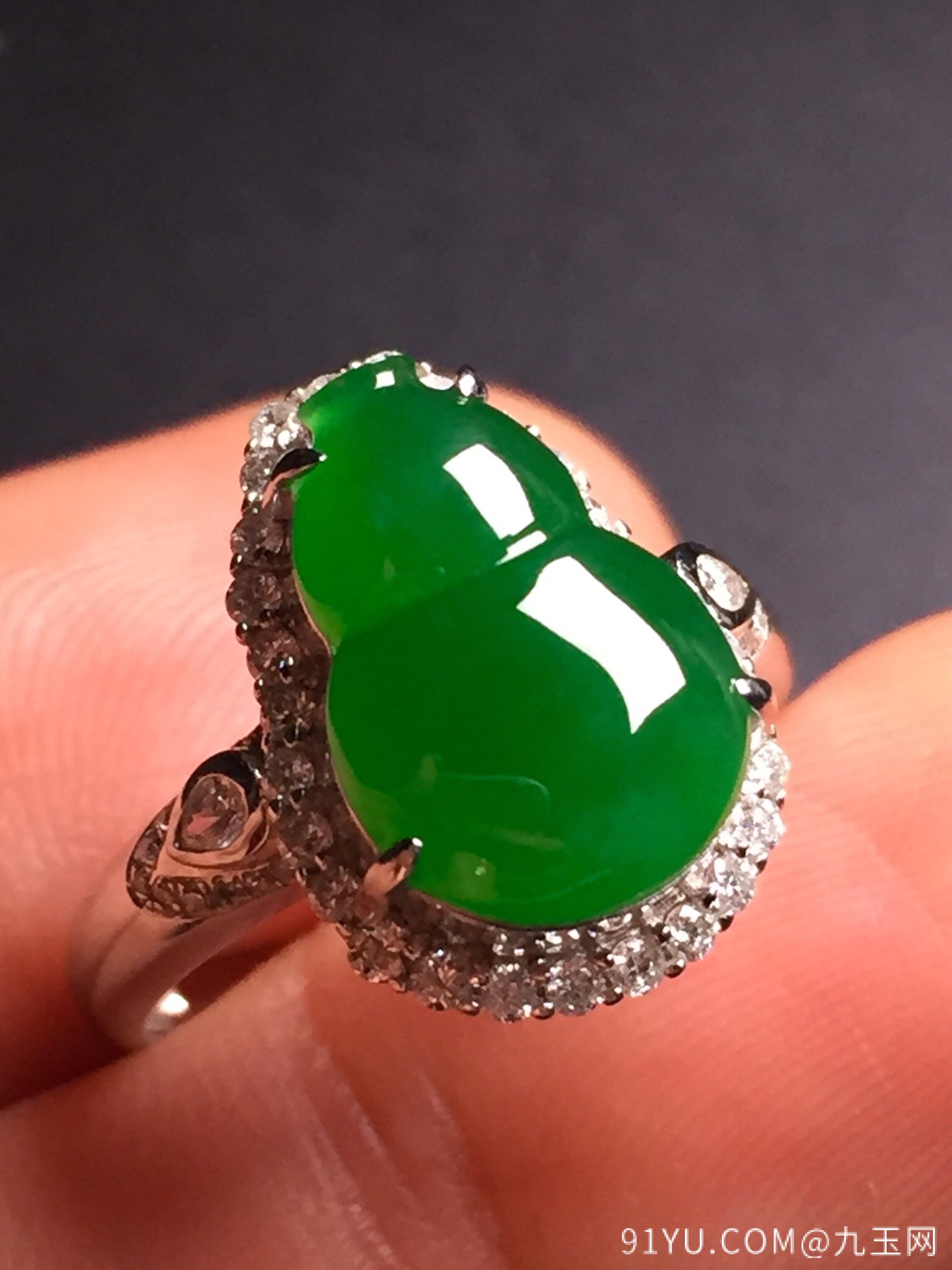 阳绿葫芦戒指，18k真金真钻镶嵌