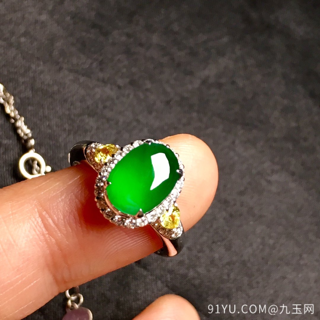 一套冰辣绿项链和戒指，色辣，精致，戒指内圈16.5裸石尺寸9.5-7-3吊坠裸石6颗尺寸16-8.3-3
