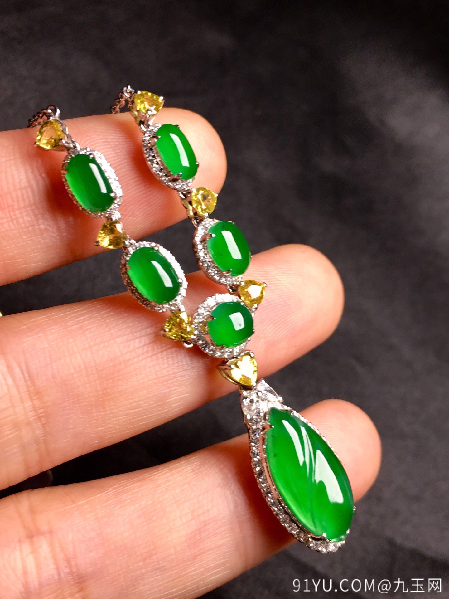 一套冰辣绿项链和戒指，色辣，精致，戒指内圈16.5裸石尺寸9.5-7-3吊坠裸石6颗尺寸16-8.3-3