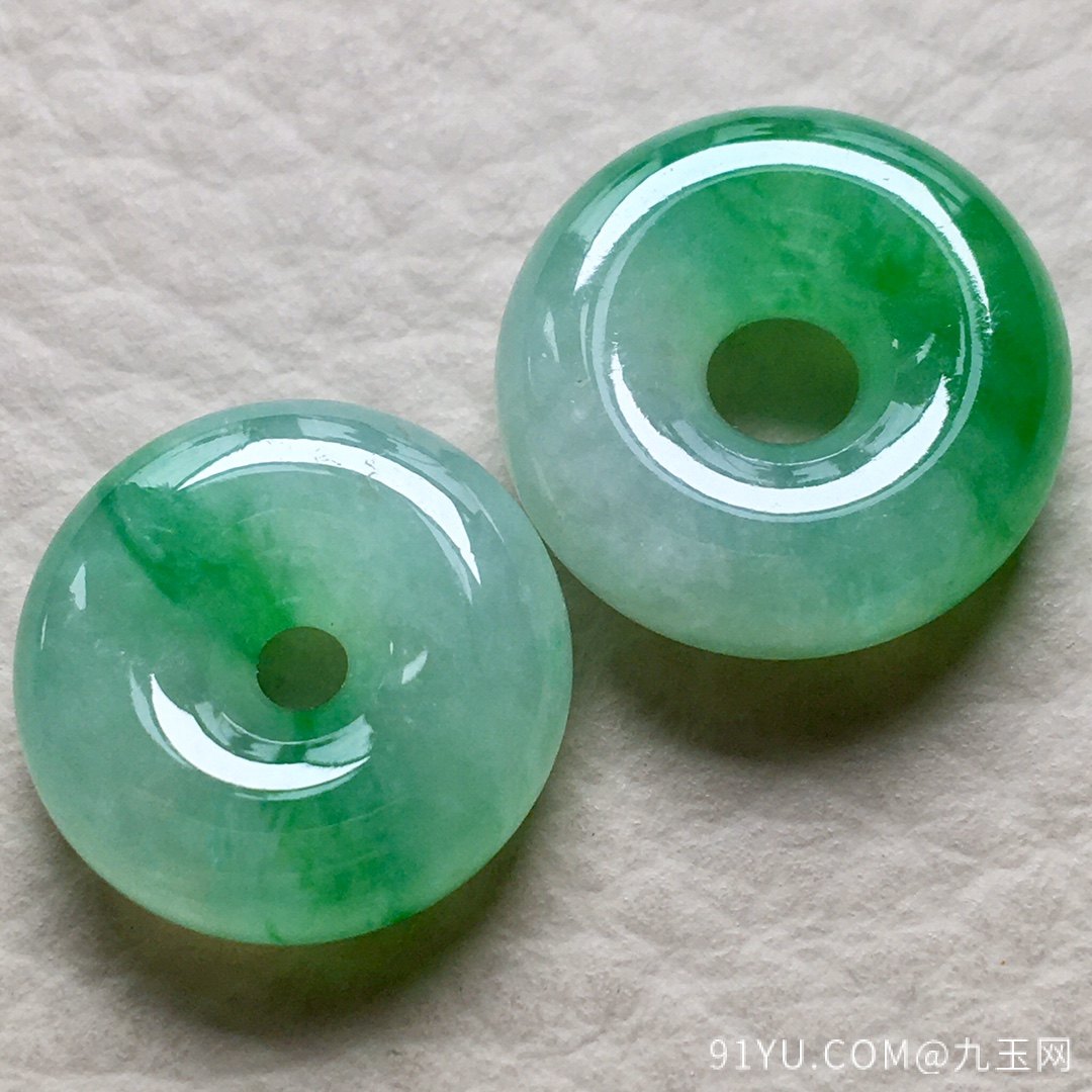 ❤一对。一对高冰种飘阳绿平安扣，玉质细腻水润，起荧光，裸石：16-6，15-5.3mm