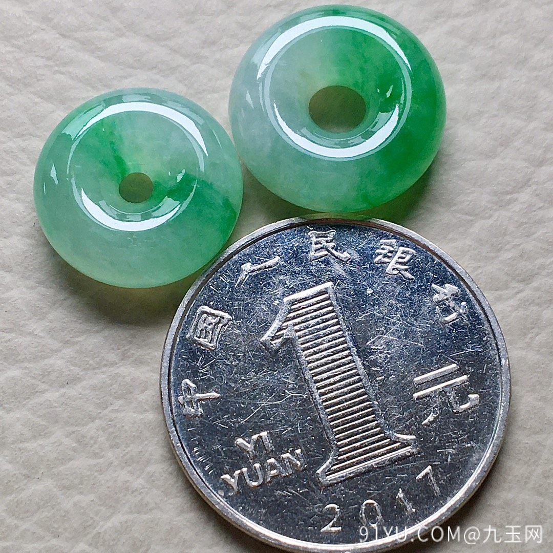 ❤一对。一对高冰种飘阳绿平安扣，玉质细腻水润，起荧光，裸石：16-6，15-5.3mm