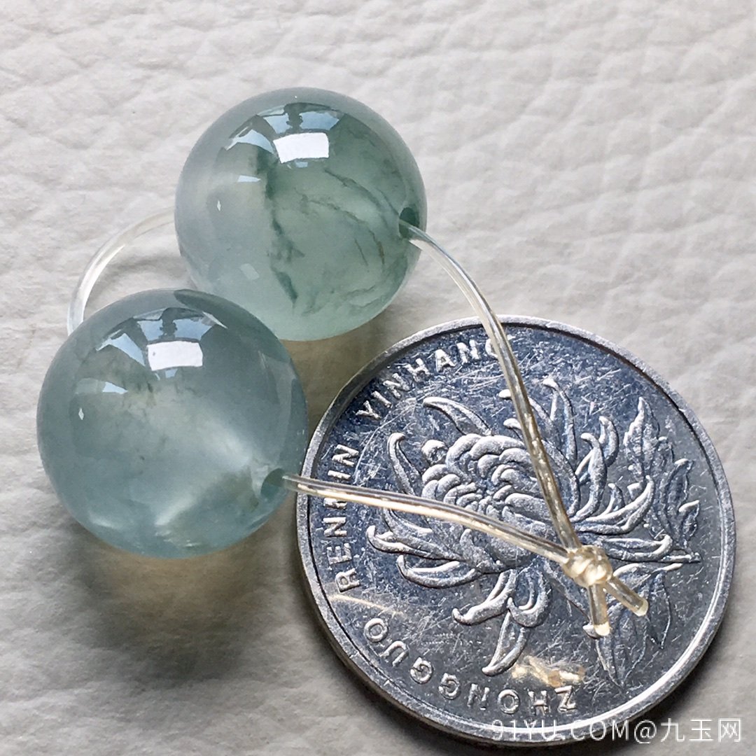 ❤一对。一对高冰种飘绿大珠珠，种水一流，珠圆玉润，品质无敌了，自带闪光效果，裸石：14，14.2mm