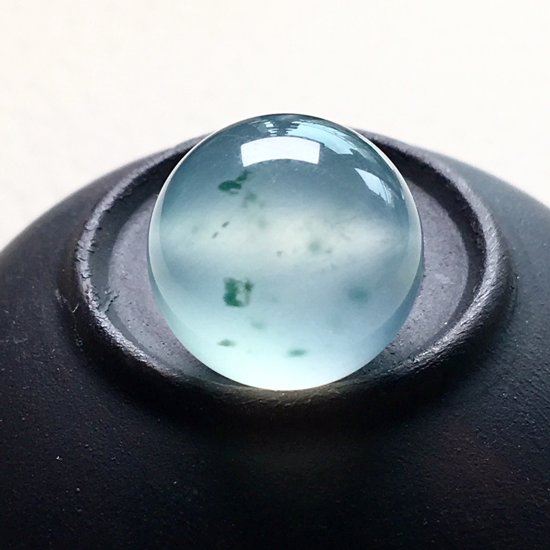 ❤。高冰种飘绿珠珠，珠圆玉润，水汪汪的，很通透，裸石：13mm。完美