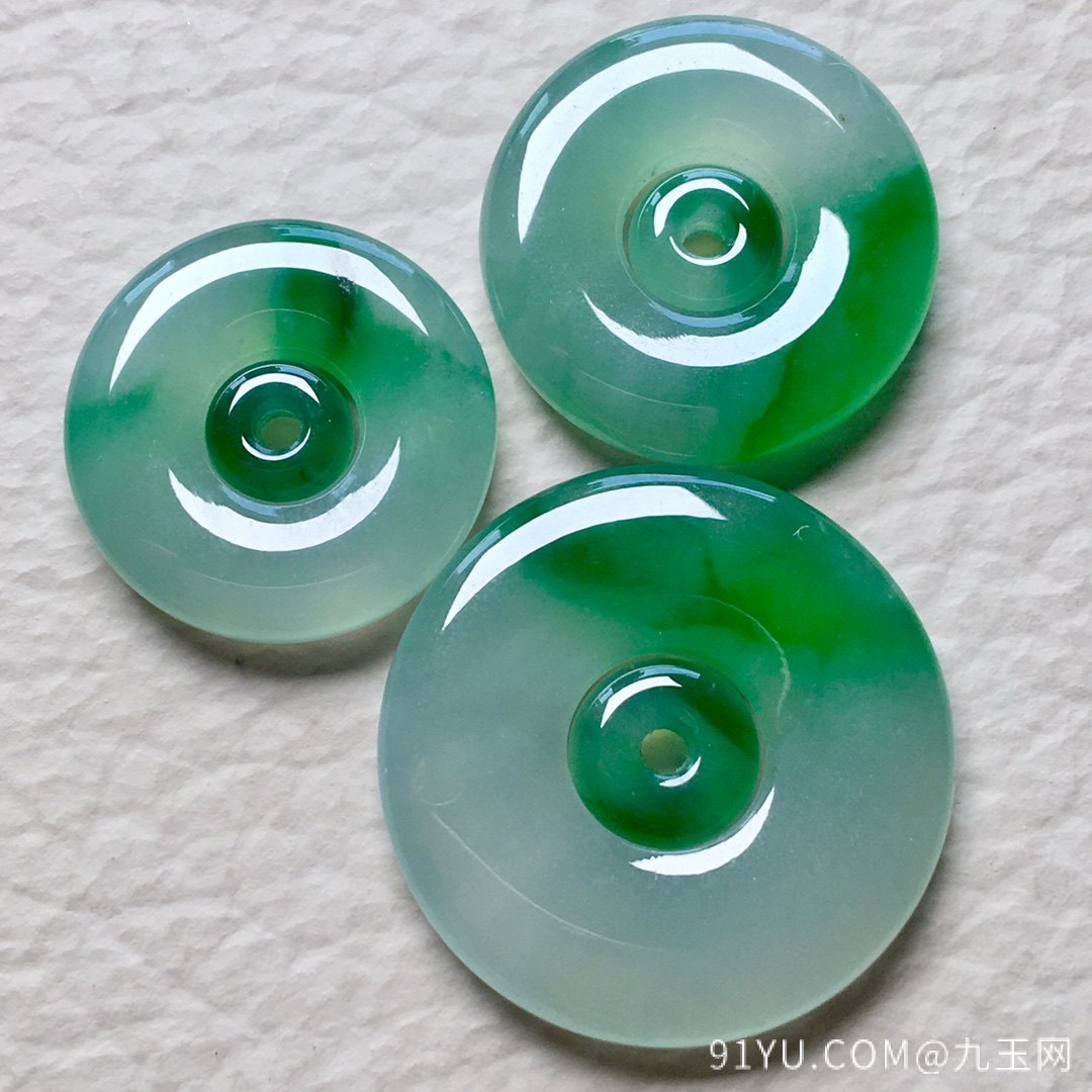 ❤全部。一手冰种飘阳绿子母扣，玉质细腻水润，起荧光，裸石：20.6-2，5.5-2.8mm。完美