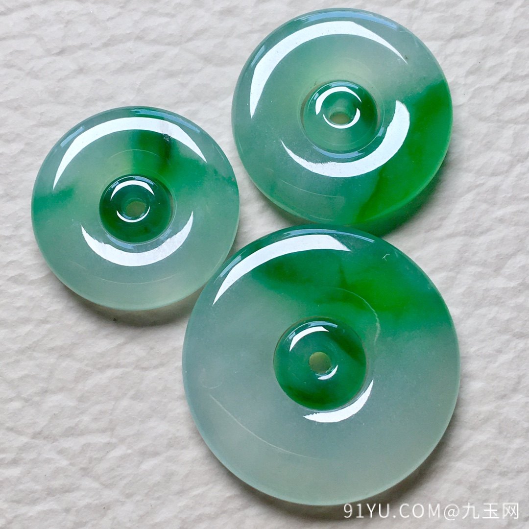 ❤全部。一手冰种飘阳绿子母扣，玉质细腻水润，起荧光，裸石：20.6-2，5.5-2.8mm。完美