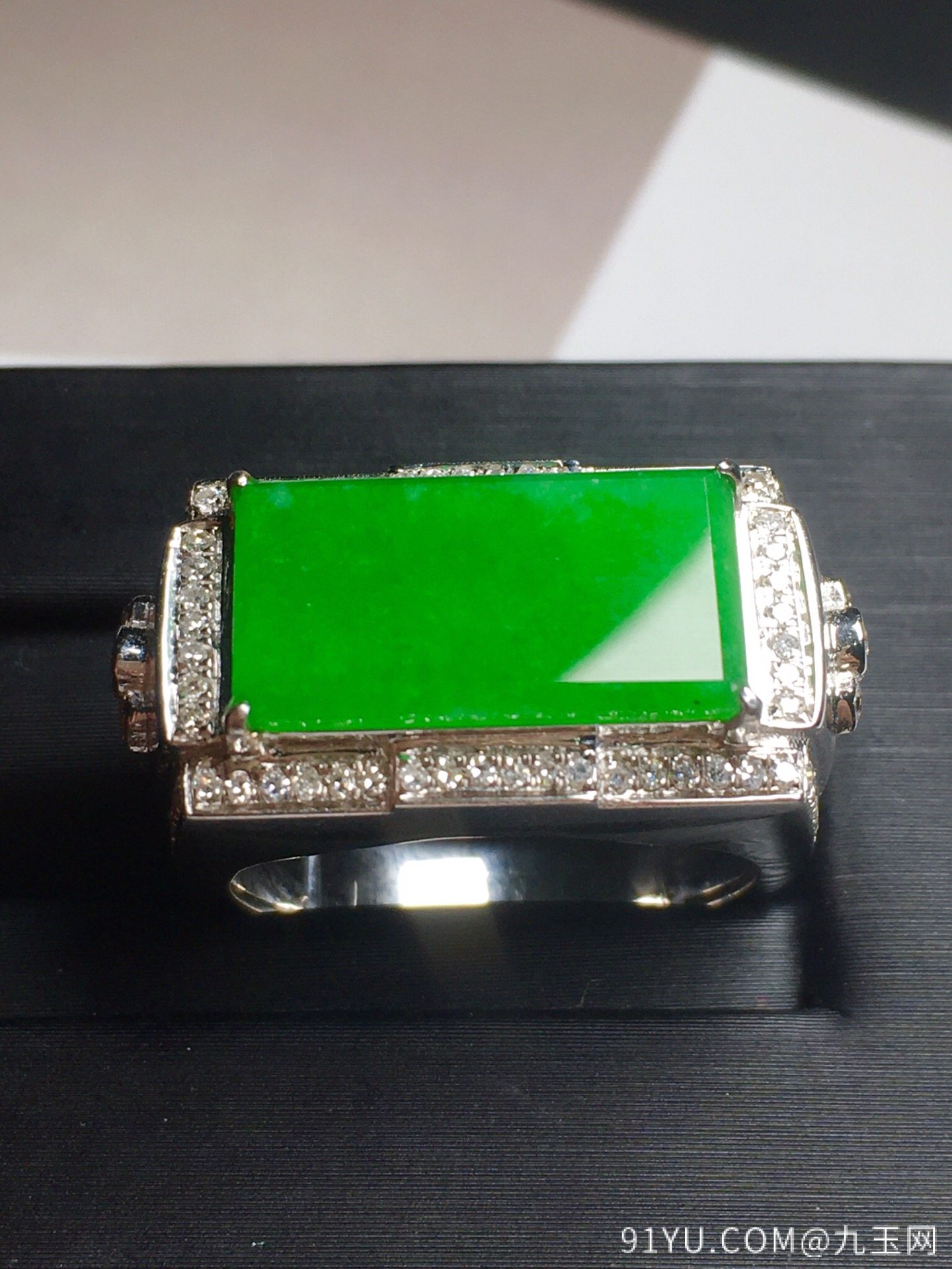 【冰阳绿，马鞍戒指】通透，玉质细腻，冰绿冰透，完美无暇，18k金奢华钻石镶嵌