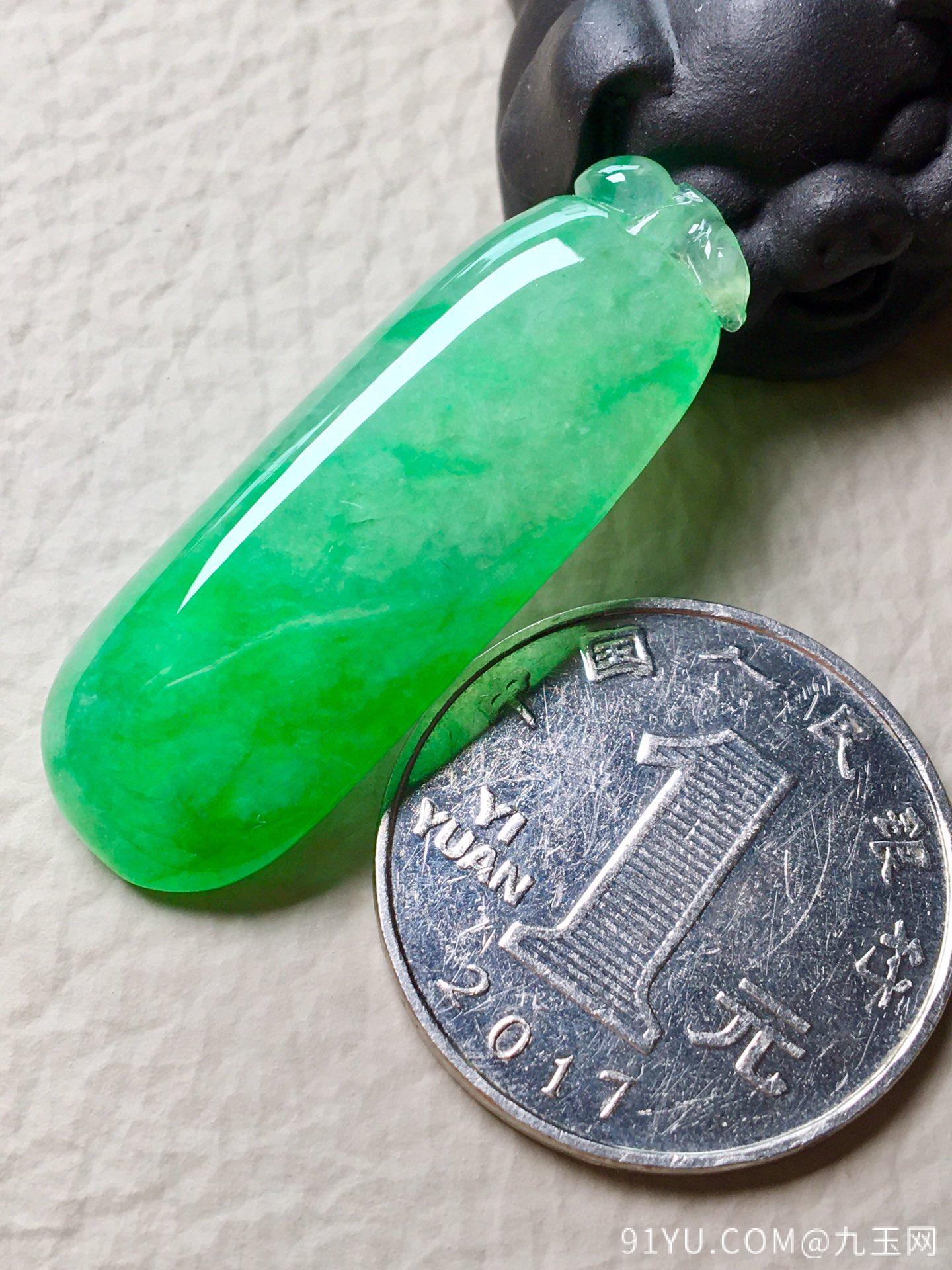 ❤。冰种阳绿福瓜吊坠，色阳绿，玉质细腻水润，裸石：38.2-14-6mm。完美