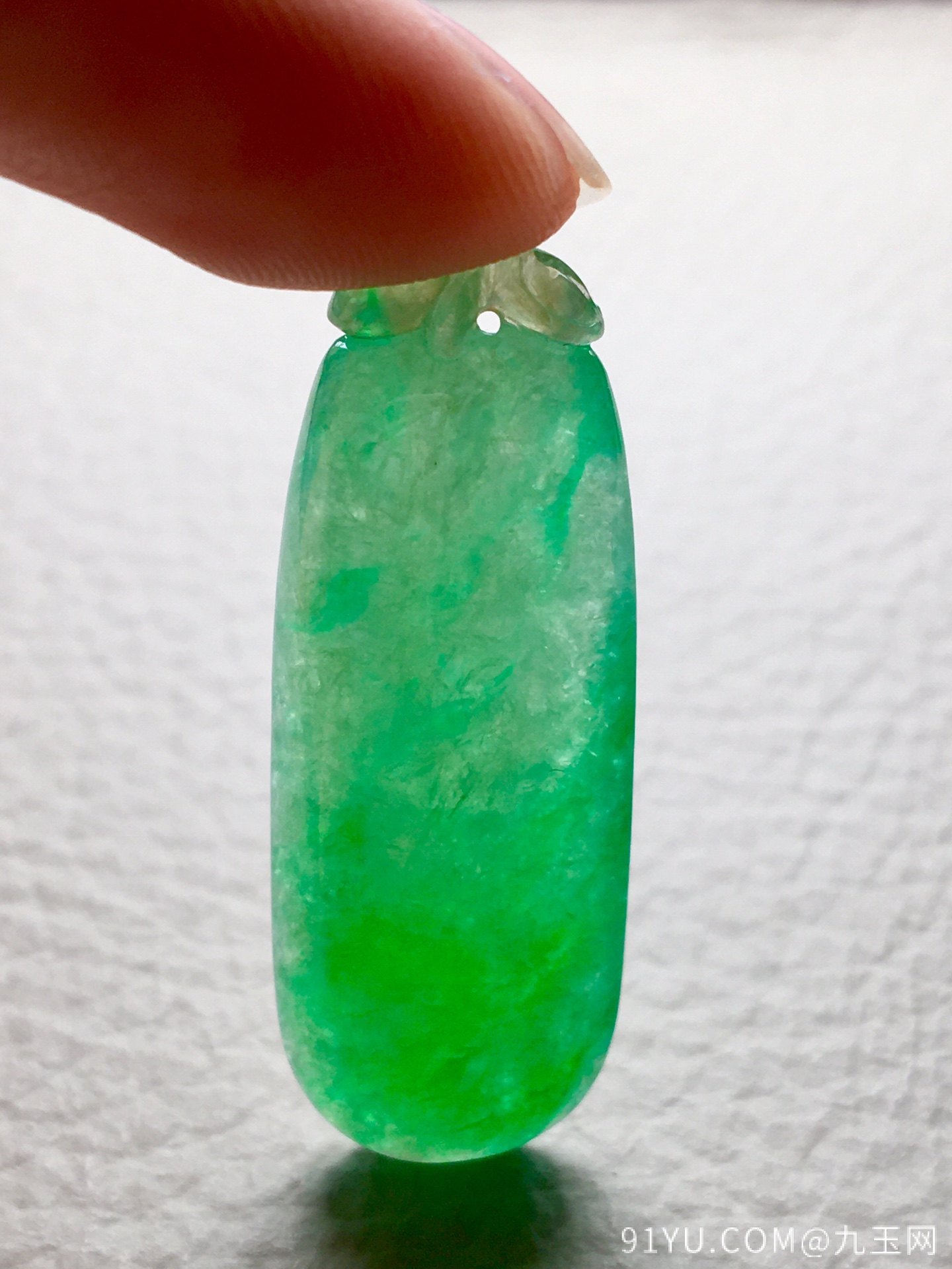 ❤。冰种阳绿福瓜吊坠，色阳绿，玉质细腻水润，裸石：38.2-14-6mm。完美
