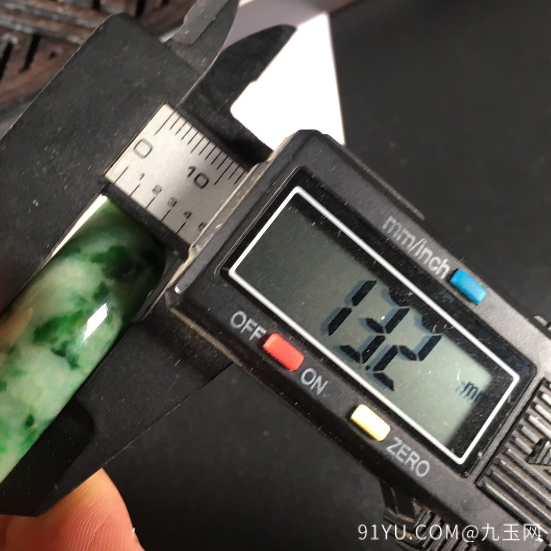 冰糯双彩黄➕绿光面手镯，完美度达95％以上，圈口58.5，超值捡漏价��������