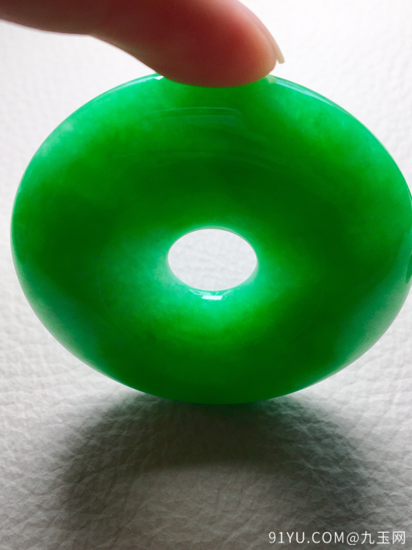 ❤。冰绿大平安扣，玉质细腻水润，肥美大气，裸石：55.5-10.5mm。完美