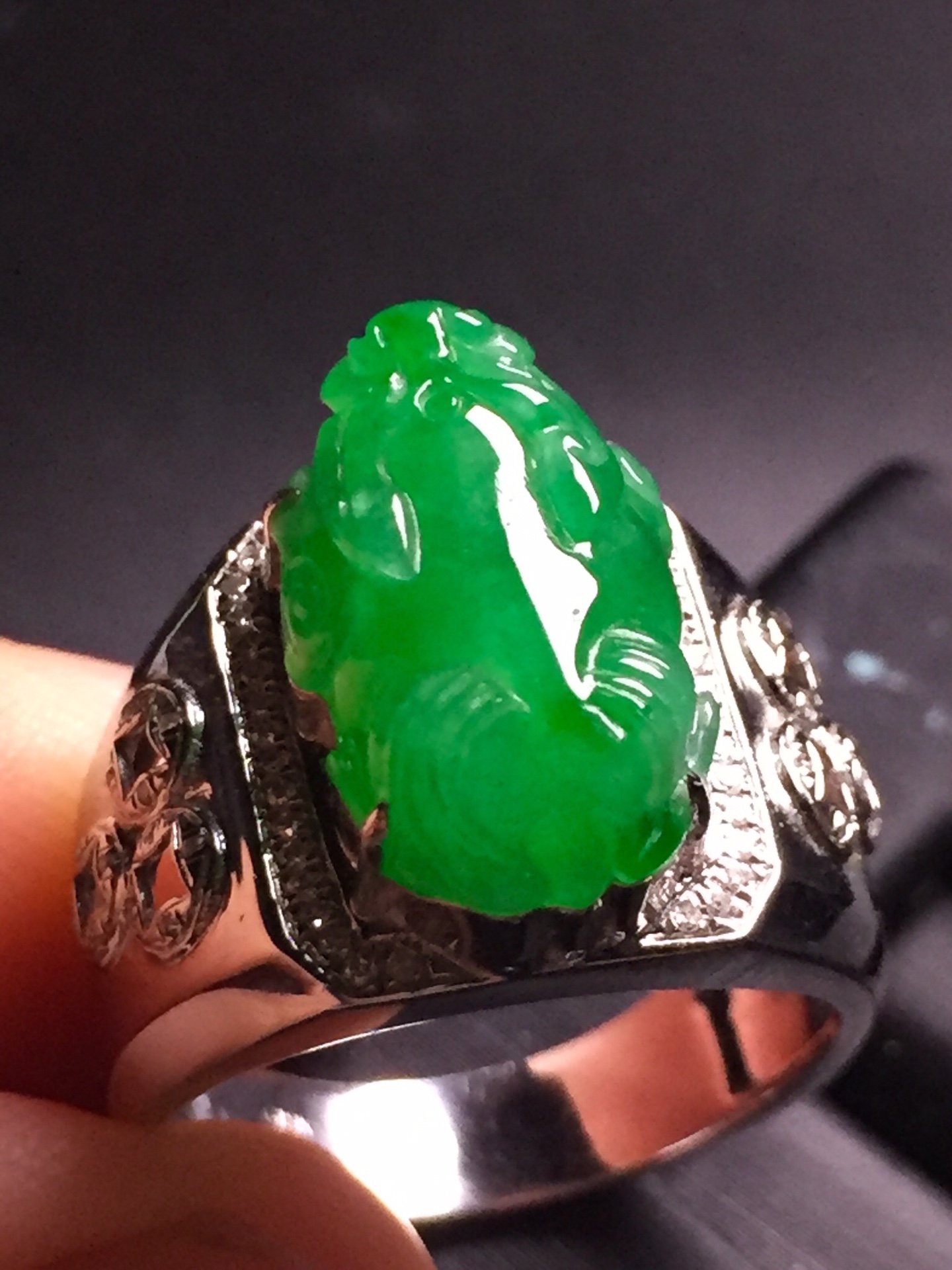 阳绿貔貅戒指，18k真金真钻镶嵌，完美，种水超好，玉质细腻。[愉快][愉快