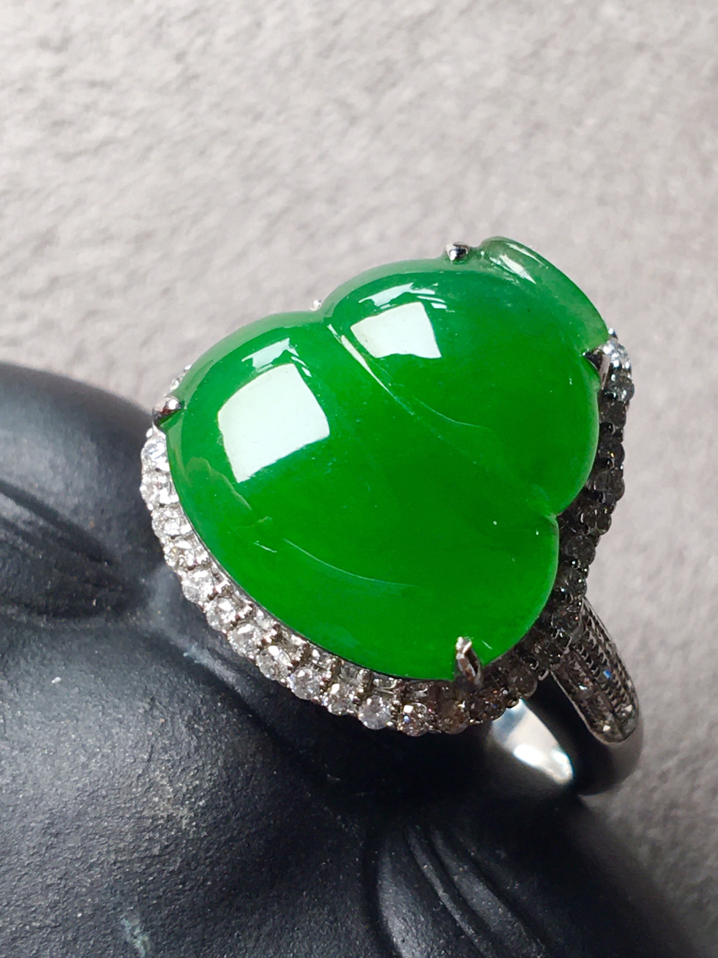 价❤正阳绿葫芦戒指，玉质细腻，完美无瑕。裸石：13.5-13-3.5