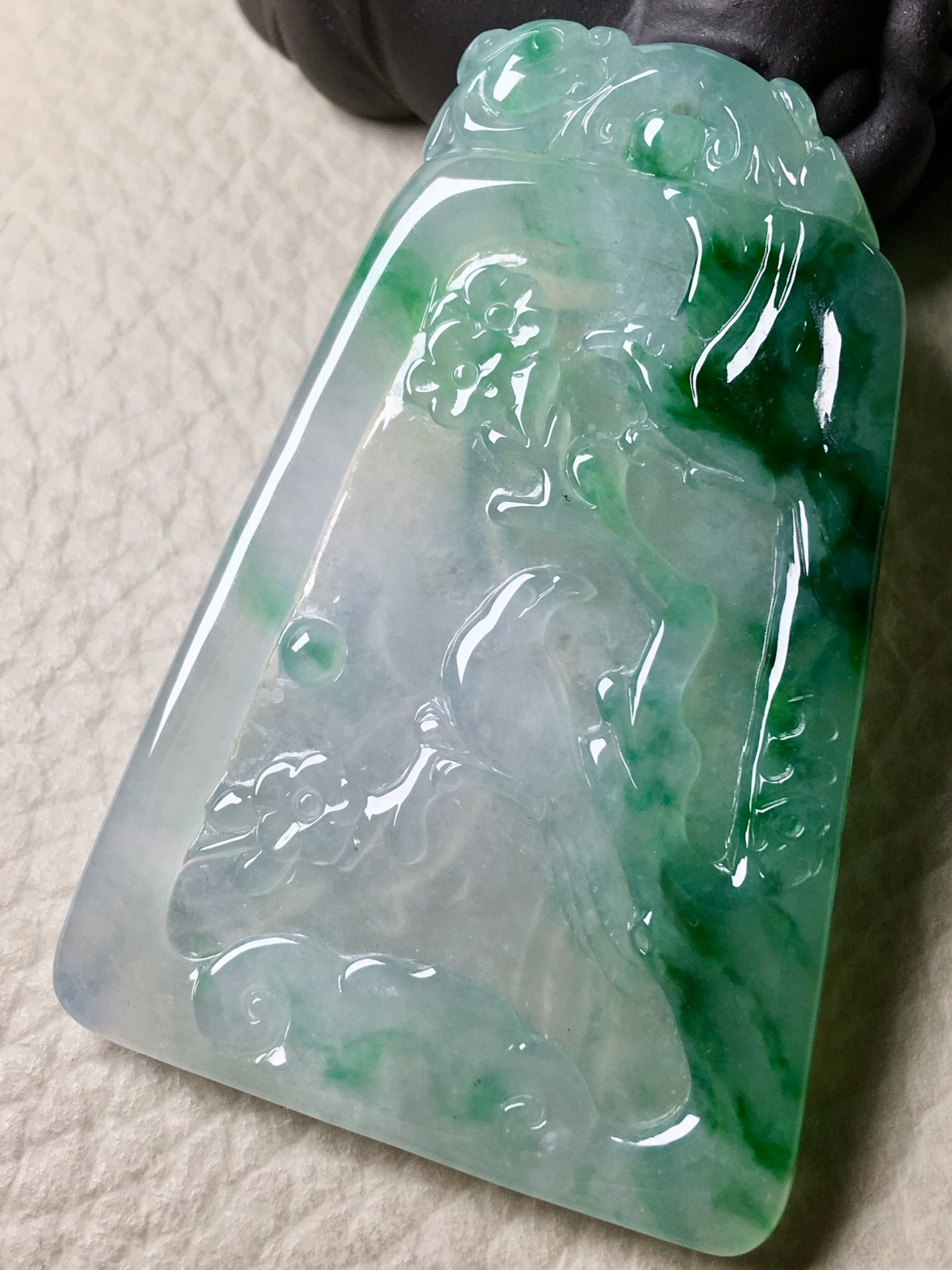 ❤。冰种飘阳绿喜上眉梢吊坠，雕工精湛，玉质细腻水润，很大气，裸石：55.8-36.3-4mm