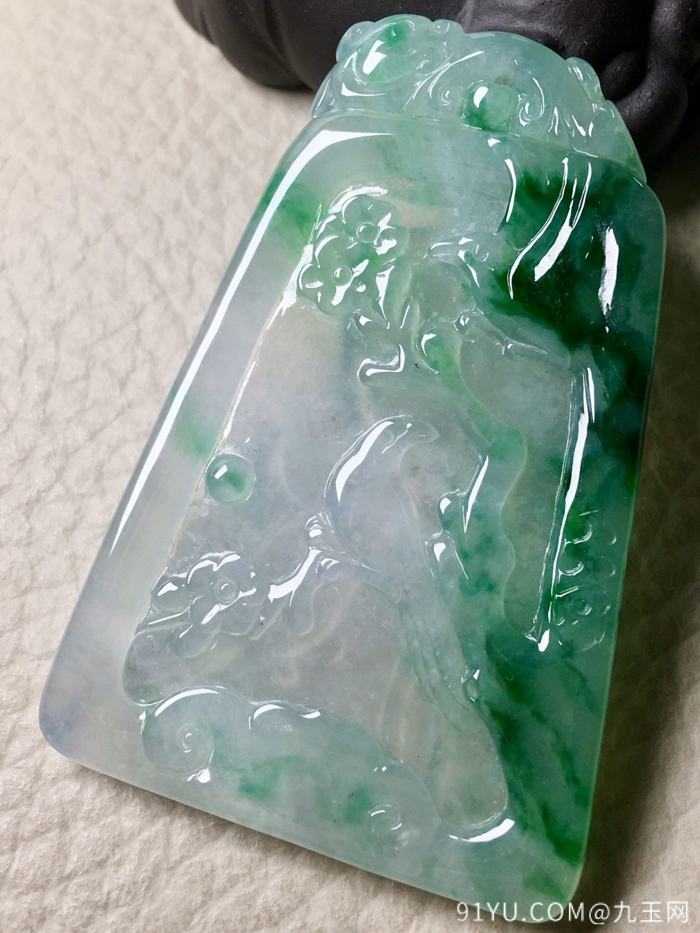 ❤。冰种飘阳绿喜上眉梢吊坠，雕工精湛，玉质细腻水润，很大气，裸石：55.8-36.3-4mm