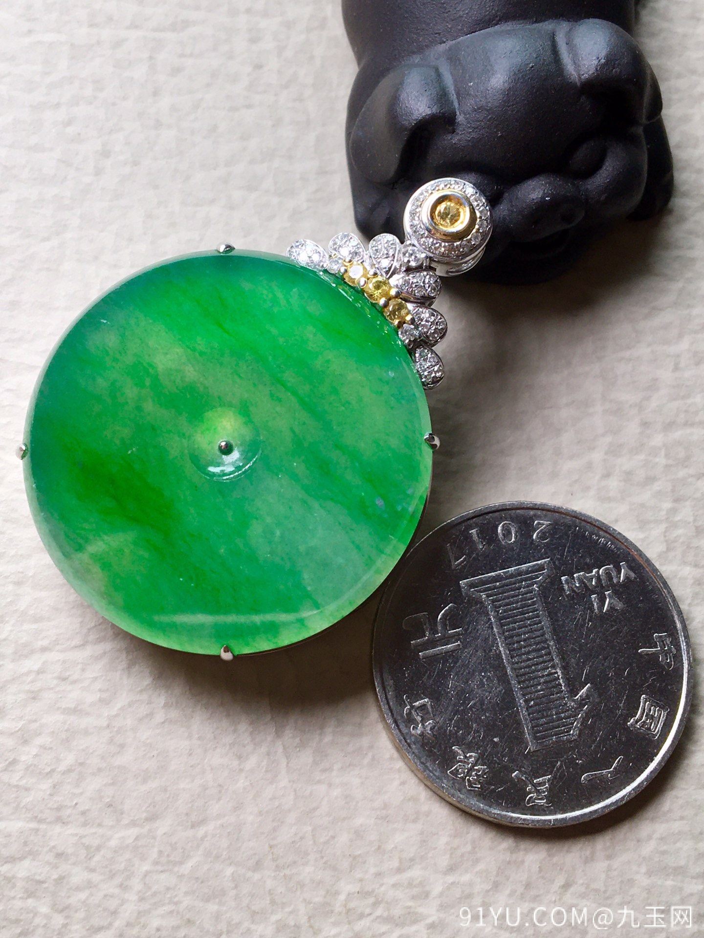 ❤。冰种阳绿平安扣吊坠，色阳绿，玉质细腻水润，很大气，裸石：30-3.5mm。完美