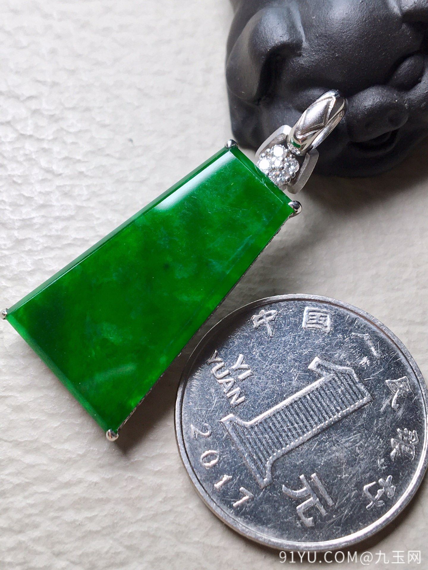 ❤。冰种辣绿素牌吊坠，色辣绿，玉质细腻水润，简单大方，裸石：28-15.7-3mm。完美