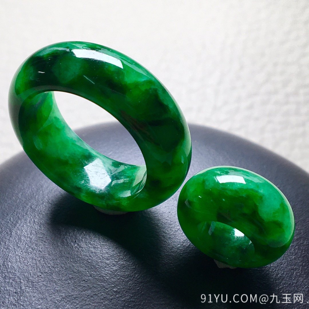 ❤。一对冰种辣绿平安扣指圈套装，色辣绿，玉质细腻水润，裸石：8-3.5，15.5-7.8mm。圈口：15