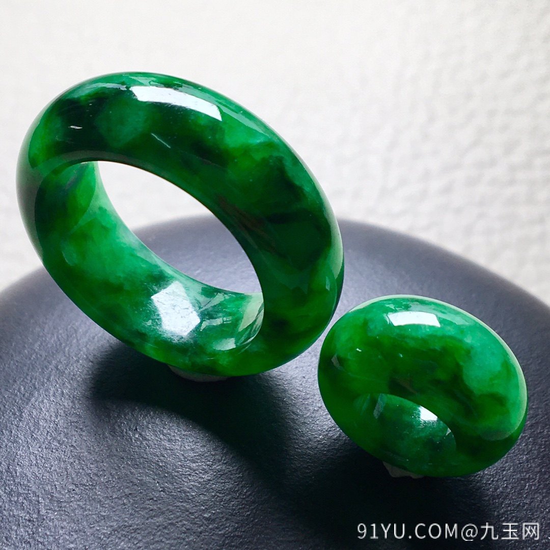 ❤。一对冰种辣绿平安扣指圈套装，色辣绿，玉质细腻水润，裸石：8-3.5，15.5-7.8mm。圈口：15