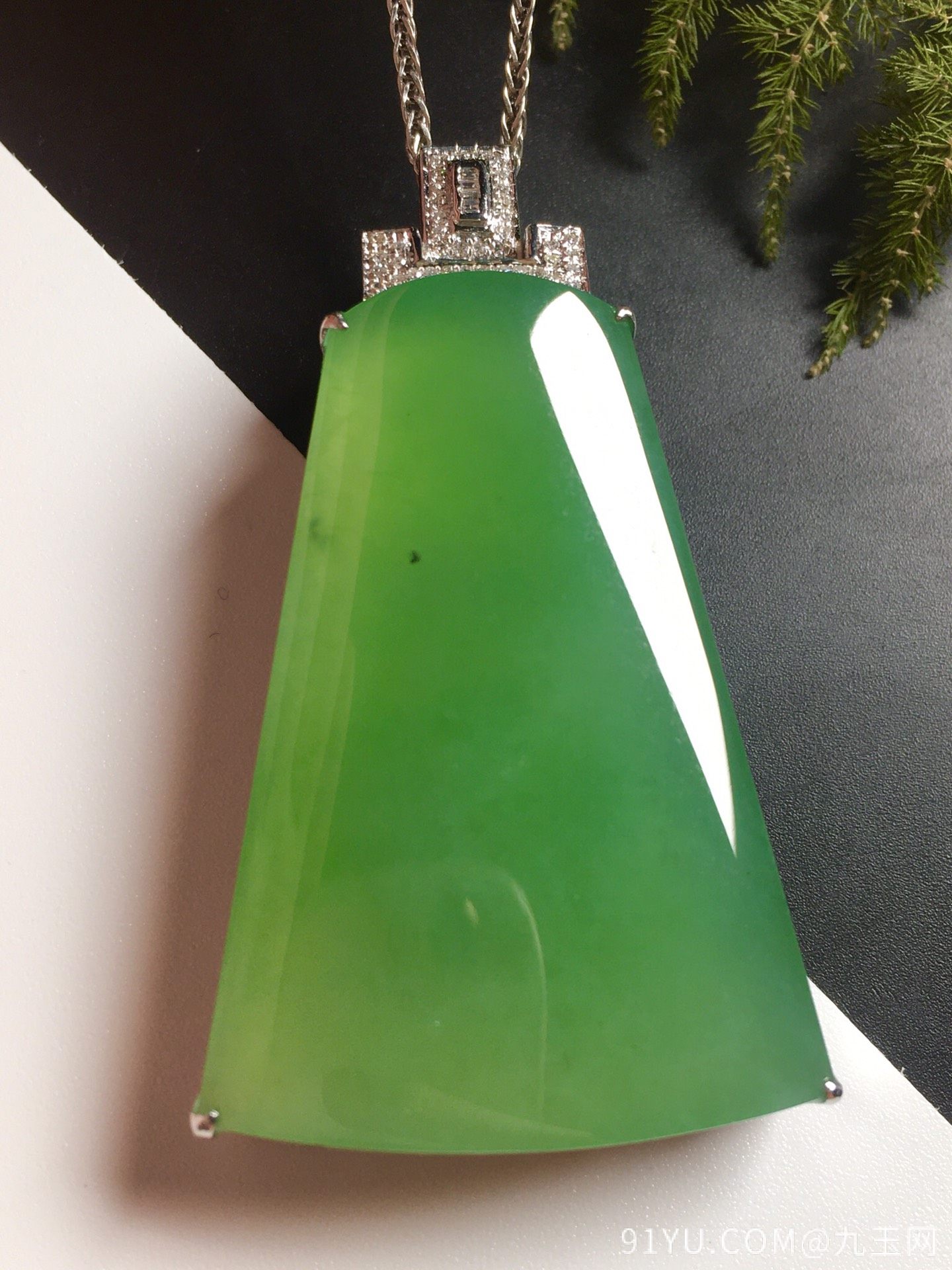 【高冰阳绿，无事牌】水润，玉质细腻，冰绿冰透，完美无暇，18k金奢华钻石镶嵌