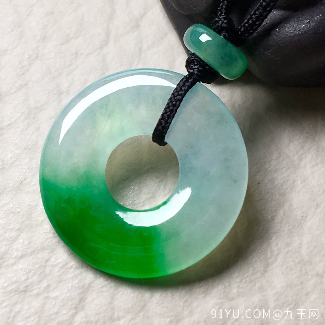 ❤。冰种飘阳绿平安扣吊坠，玉质细腻水润，超性价比，裸石：16.5-2.8mm。完美
