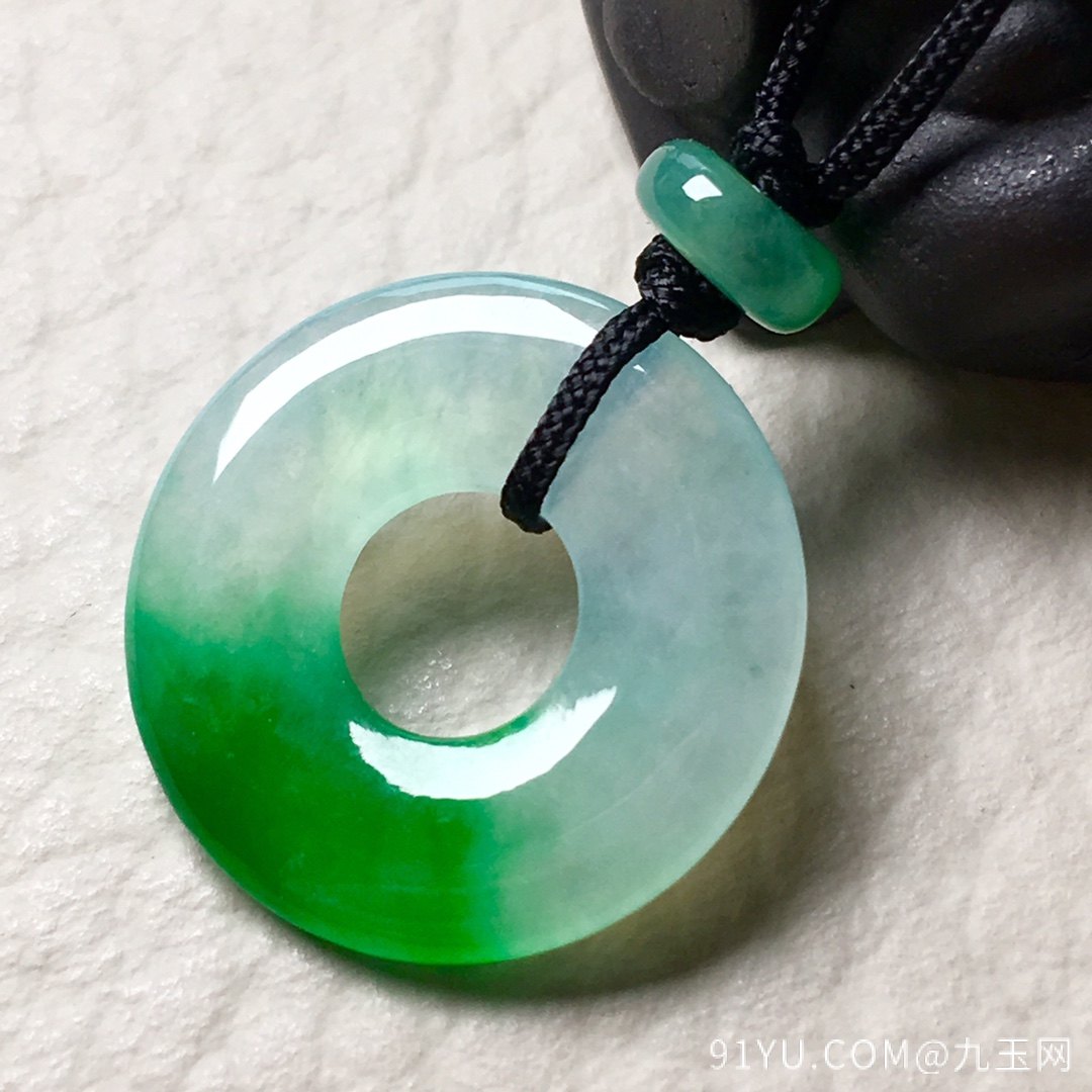 ❤。冰种飘阳绿平安扣吊坠，玉质细腻水润，超性价比，裸石：16.5-2.8mm。完美
