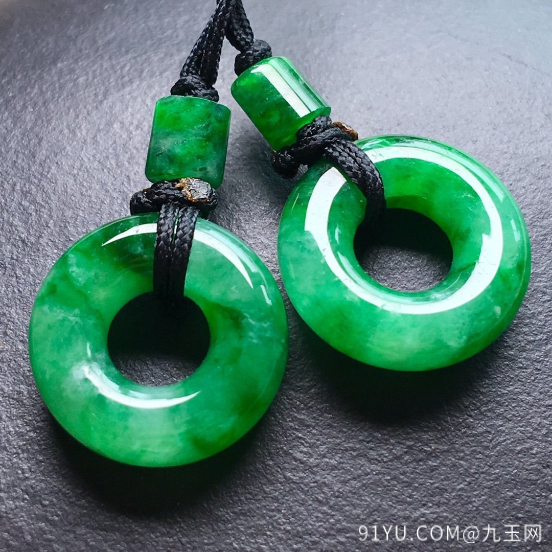 ❤。一对冰种阳绿平安扣吊坠，色阳绿，玉质细腻水润，裸石：13-4.5mm