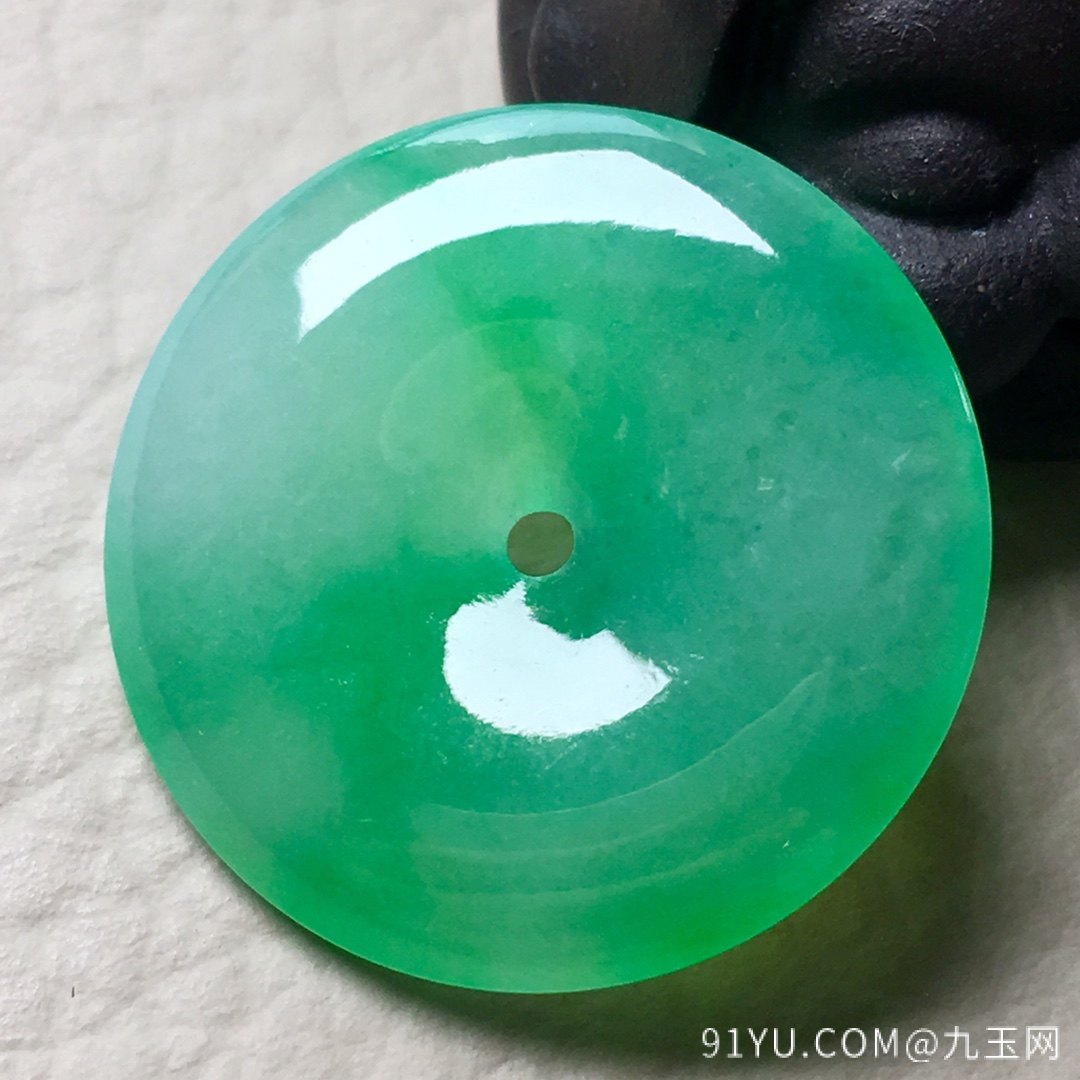 ❤。高冰种阳绿平安扣，色阳绿，玉质细腻水润，裸石：22.3-3.7mm。完美