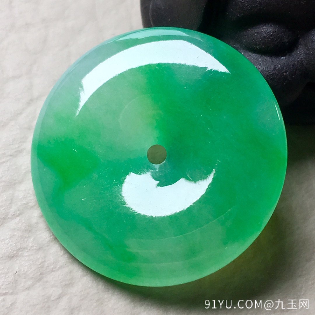 ❤。高冰种阳绿平安扣，色阳绿，玉质细腻水润，裸石：22.3-3.7mm。完美