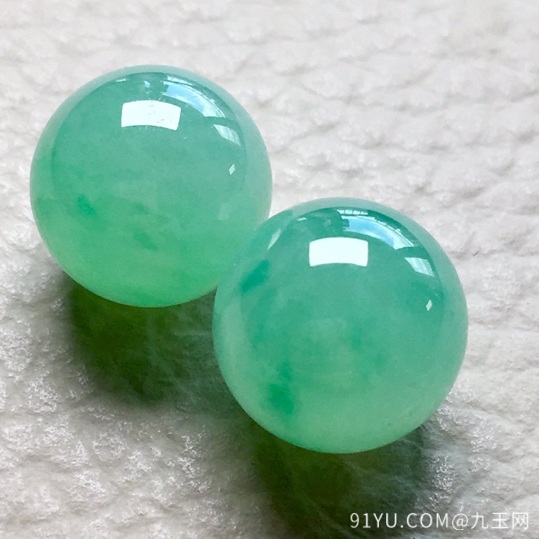 ❤一对。一对冰绿珠珠，珠圆玉润，细腻入微，镶嵌后效果翻倍，裸石：12.3mm