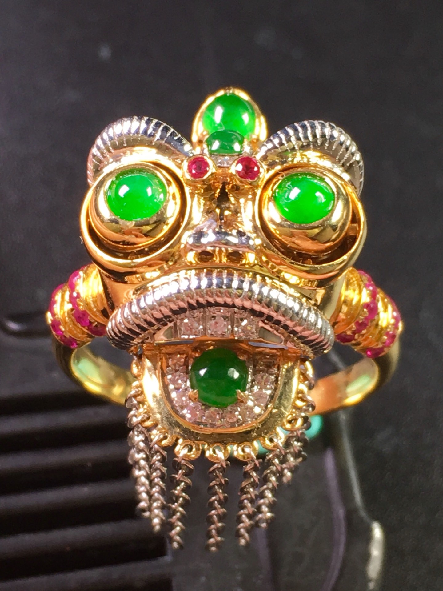 阳绿狮子戒指，独家设计，种老水润，玉质细腻，性价比超高，霸气完美，超值，[爱心][爱心][玫瑰