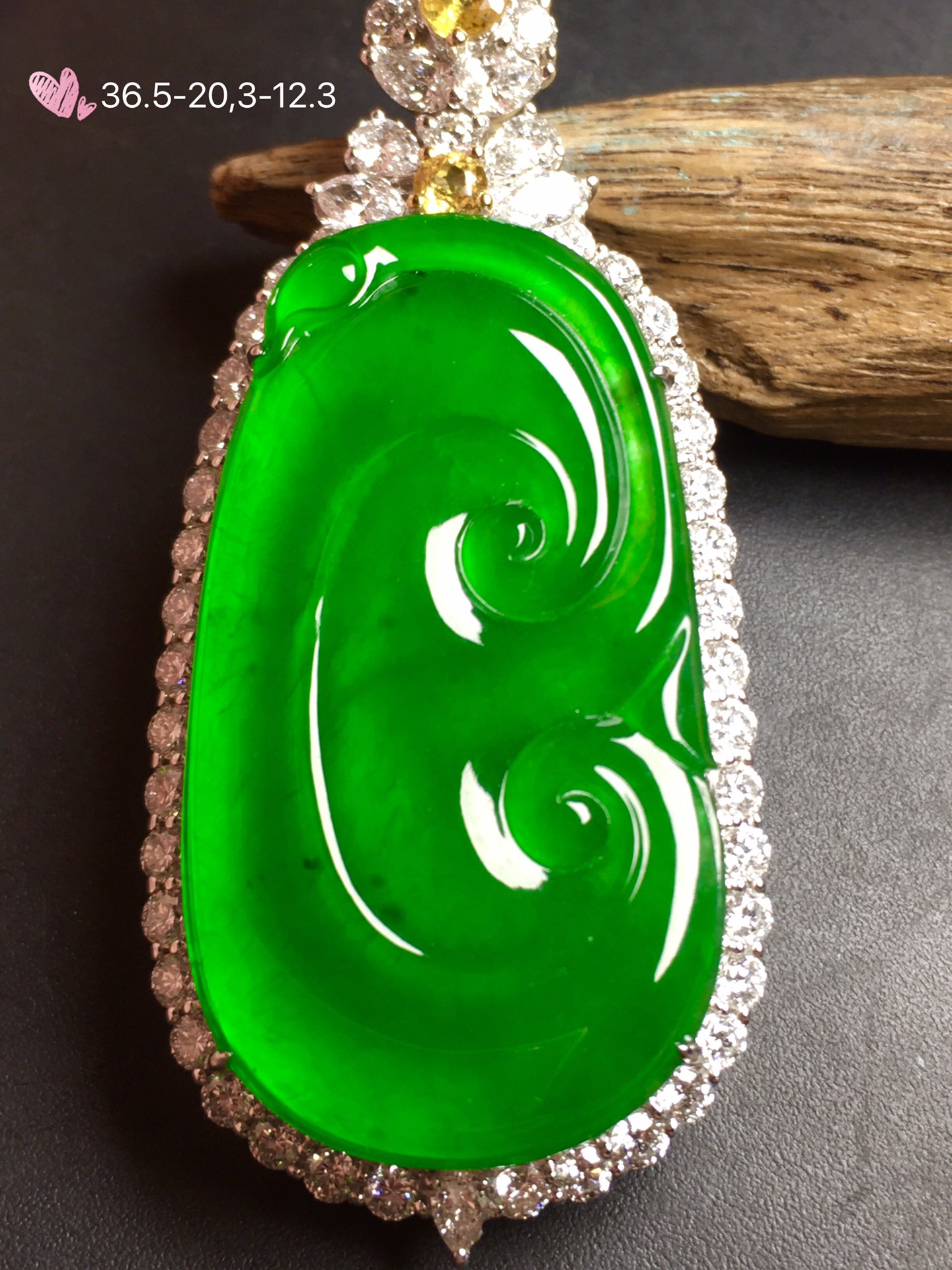 极品翠绿❤价：【大如意，帝王绿】很冰透，‮润水‬细腻，完美，18k金‮华奢‬钻‮镶石‬嵌☕