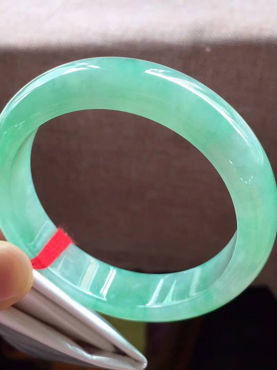 冰飘绿正圈翡翠手镯，完美，种老色阳，起光，尺寸55/13.5/8.2mm，