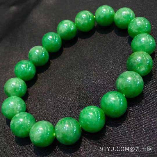 满绿色珠子手链。