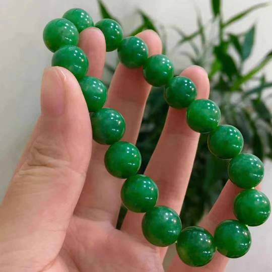 满绿色珠子手链。