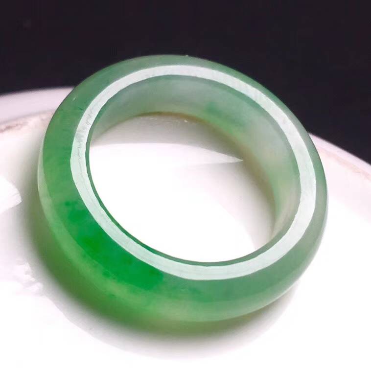 A08017。高冰​阳绿‎戒指​，种‎老​通透‎，完​美​。特惠价‎