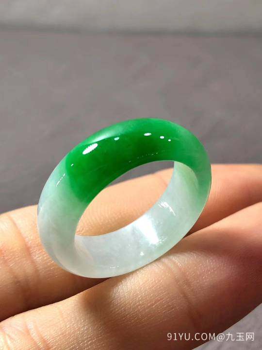 翡翠指环，色辣绿，老种，水润冰透，完美荧光，精品，圈口：14.5mm，尺寸：23.5/6.6/3.3mm，