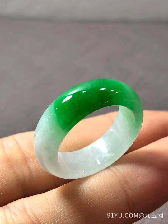 翡翠指环，色辣绿，老种，水润冰透，完美荧光，精品，圈口：14.5mm，尺寸：23.5/6.6/3.3mm，