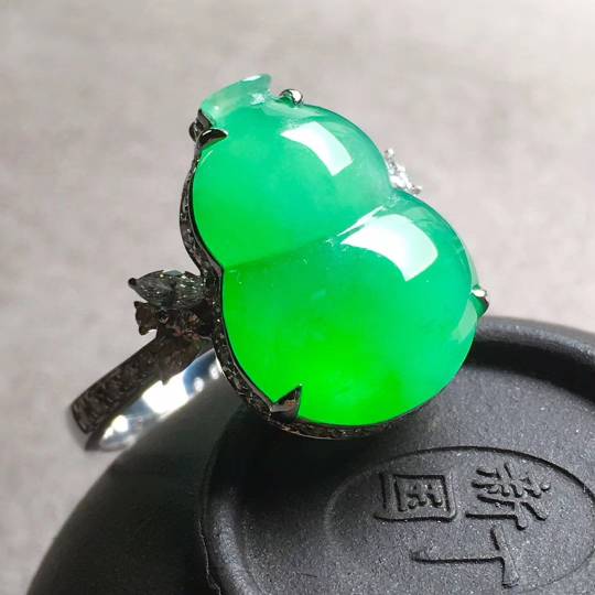 特惠‌高‌冰纯正‎阳‌绿起‎胶‌葫芦​戒指​裸石​尺‎寸16.2/12.2/4.4mm