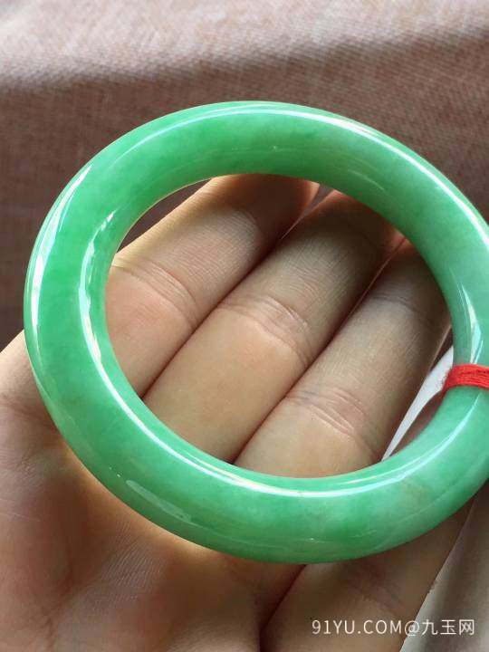 满豆绿圆条翡翠手镯，完美，种老水足，色阳，尺寸55/12/11.5mm，结缘
